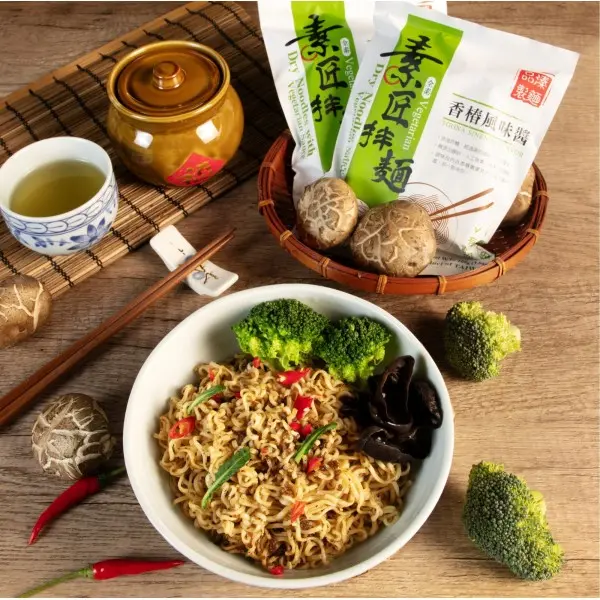 dry-noodles-with-vegetarian-sauce-toona-sinesis-flavor-04.webp